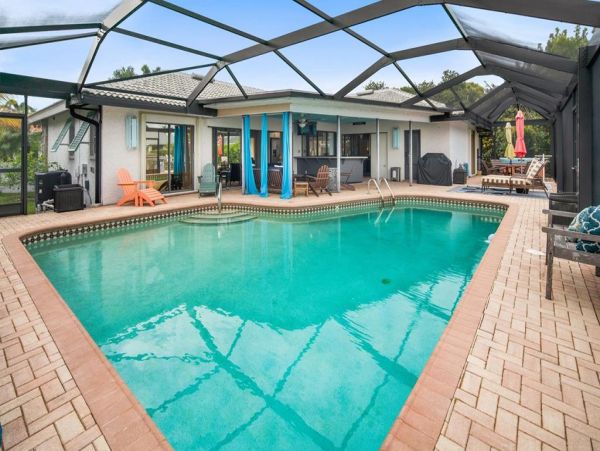 Marco Island 3 Bedroom Vacation Home Caged Pool & Canal View