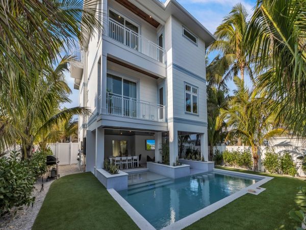 Steps From Gulf Seven Bedroom Rental Home in Bradenton Beach