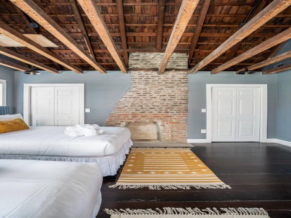 Charleston Home 1005971