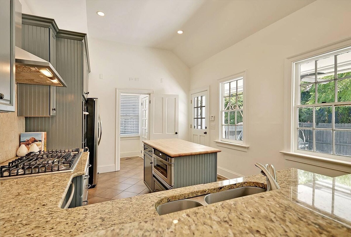 Charleston Home 1005977