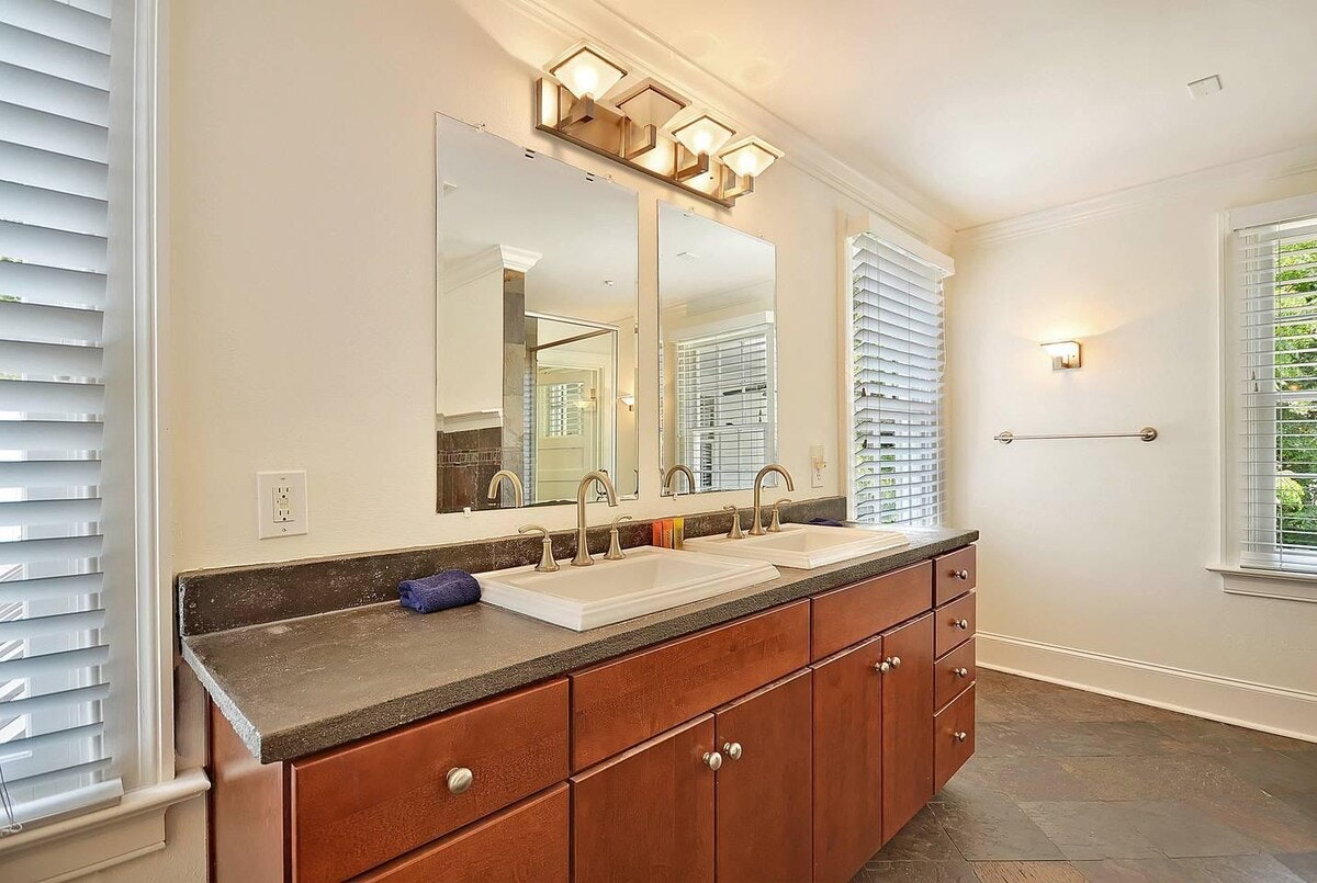 Charleston Home 1005977