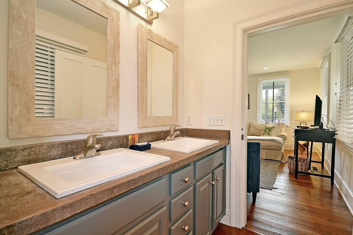 Charleston Home 1005977