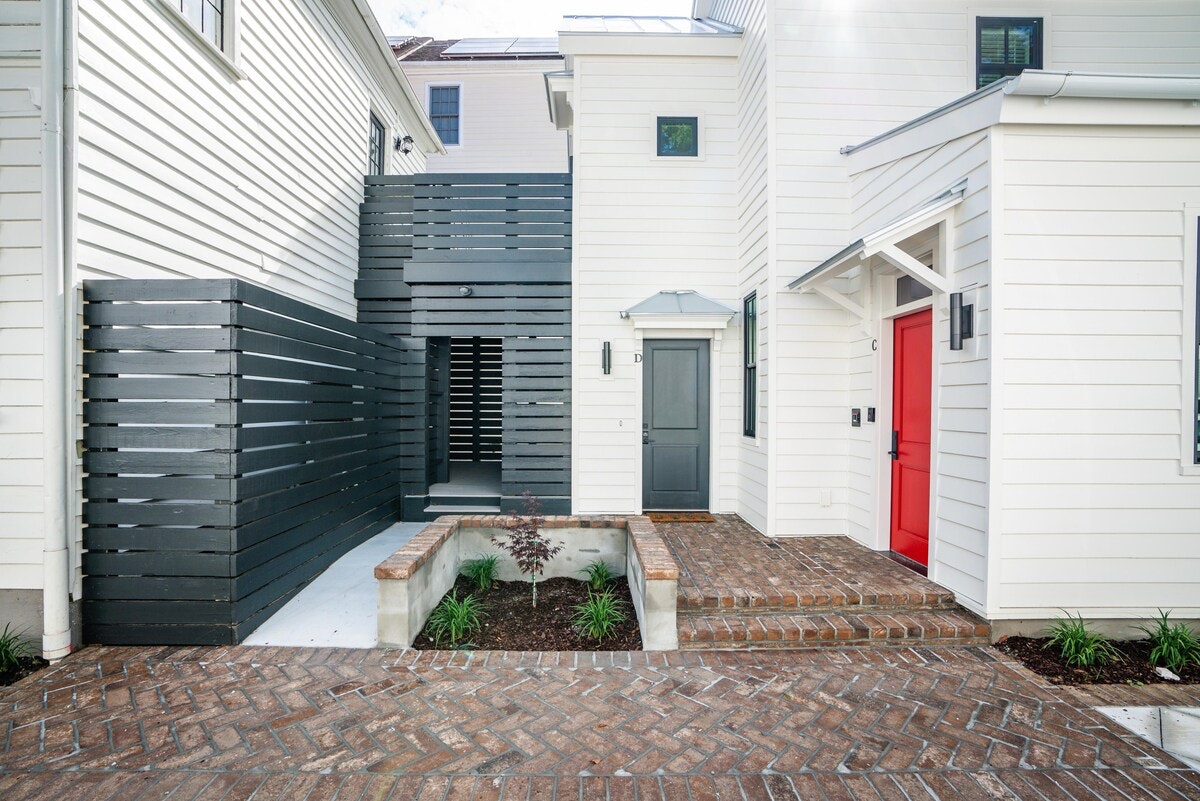 Charleston Home 1006051