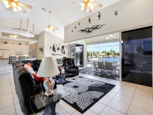 Caged Pool and Spa Four Bedroom Vacation Home in Cape Coral
