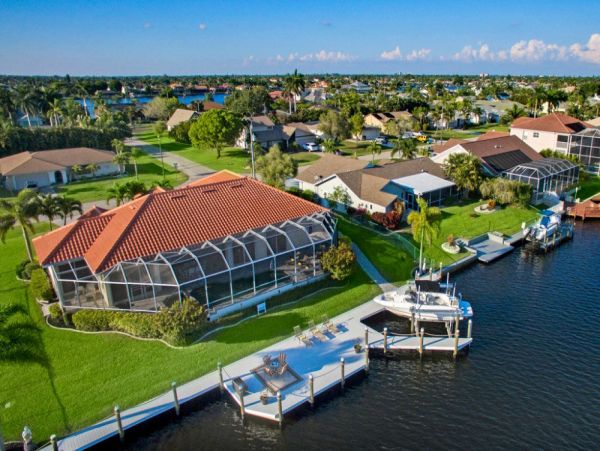 Caged Pool and Spa Four Bedroom Vacation Home in Cape Coral