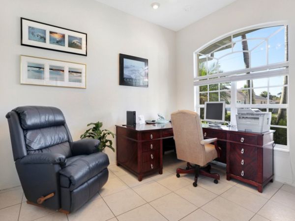 Caged Pool and Spa Four Bedroom Vacation Home in Cape Coral