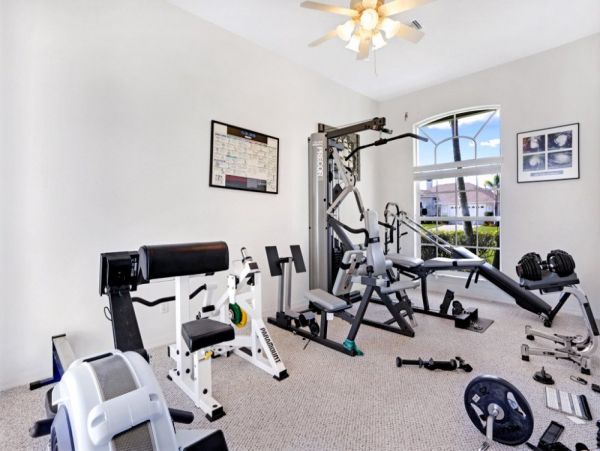 Caged Pool and Spa Four Bedroom Vacation Home in Cape Coral