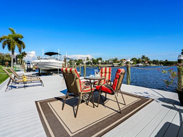 Caged Pool and Spa Four Bedroom Vacation Home in Cape Coral