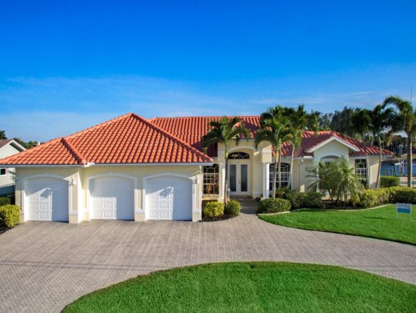 Caged Pool and Spa Four Bedroom Vacation Home in Cape Coral