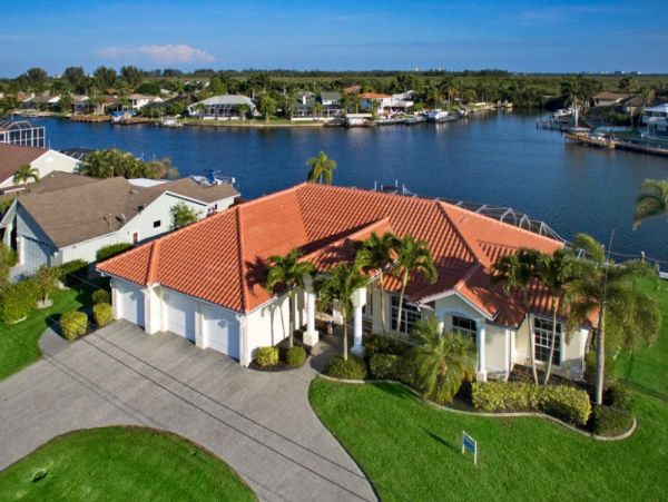 Caged Pool and Spa Four Bedroom Vacation Home in Cape Coral