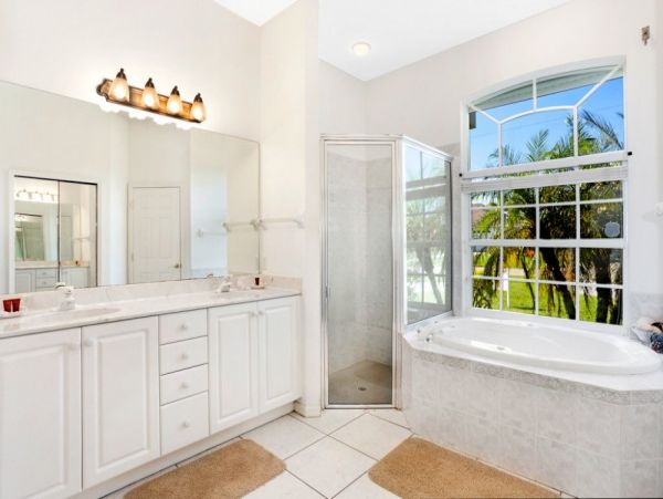 Caged Pool and Spa Four Bedroom Vacation Home in Cape Coral