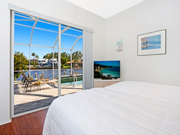 Caged Pool and Spa Four Bedroom Vacation Home in Cape Coral