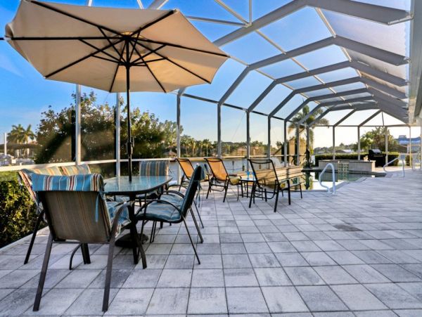 Caged Pool and Spa Four Bedroom Vacation Home in Cape Coral