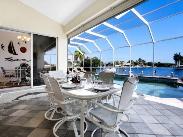 Caged Pool and Spa Four Bedroom Vacation Home in Cape Coral