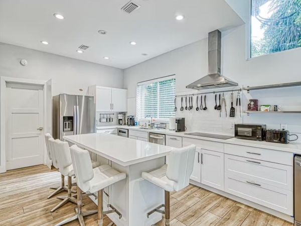 Luxury Fort Lauderdale Walk to Beach 5 Bedroom Rental Home