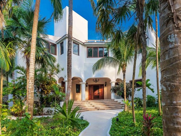 Tropical Oasis: Beachfront Villa in the Heart of Mexico's Caribbean Coast