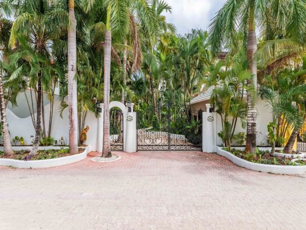 Tropical Oasis: Beachfront Villa in the Heart of Mexico's Caribbean Coast