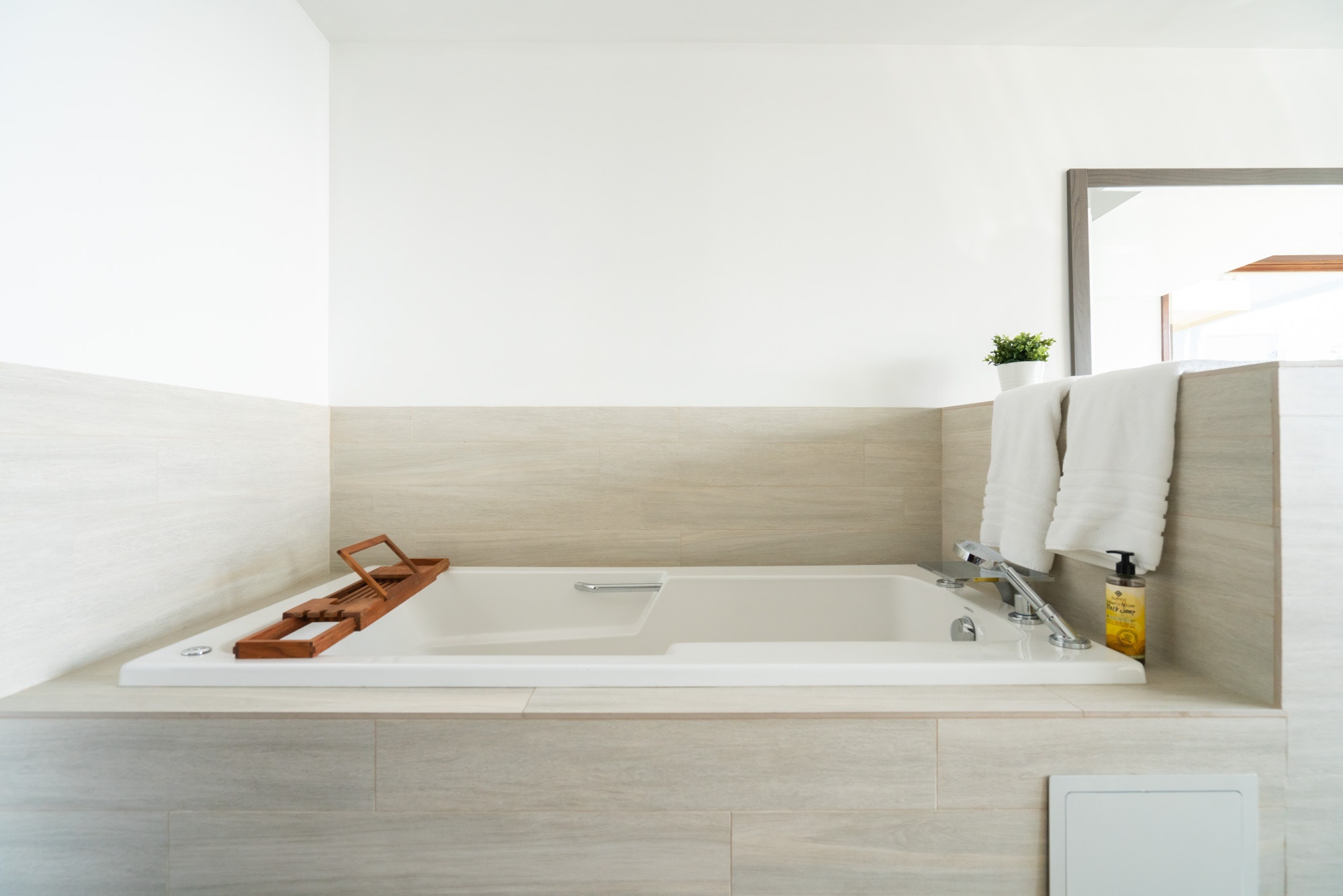 Beautiful Two Bedroom Los Angeles Home Pool & Studio