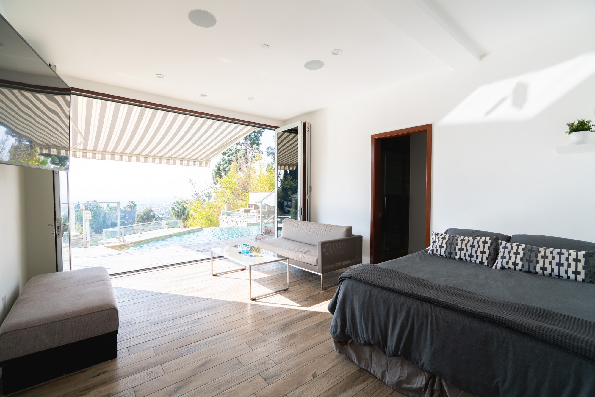 Beautiful Two Bedroom Los Angeles Home Pool & Studio