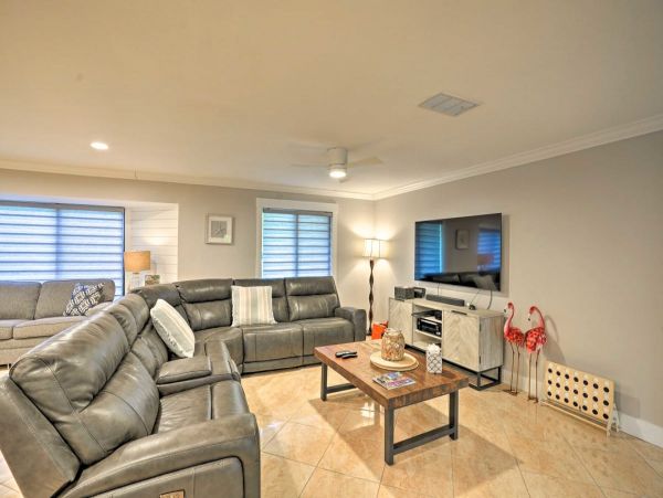 Naples Vacation Home with Pool and Hot Tub Walk To Beach