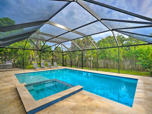 Naples Vacation Home with Pool and Hot Tub Walk To Beach