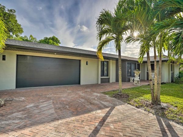 Naples Vacation Home with Pool and Hot Tub Walk To Beach