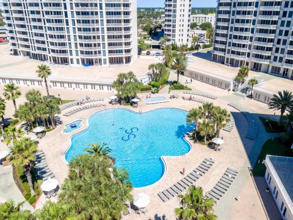 Destin Beachfront Vacation Condo with Pool And Spa Sleeps 8