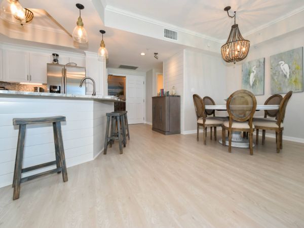 Destin Beachfront Vacation Condo with Pool And Spa Sleeps 8