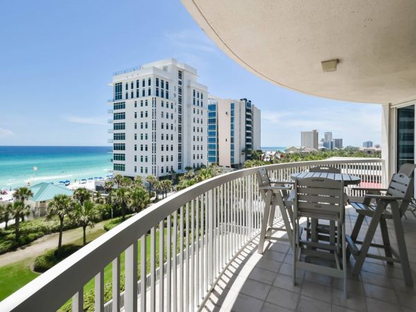 Destin Beachfront Vacation Condo with Pool And Spa Sleeps 8