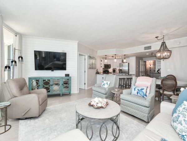 Destin Beachfront Vacation Condo with Pool And Spa Sleeps 8
