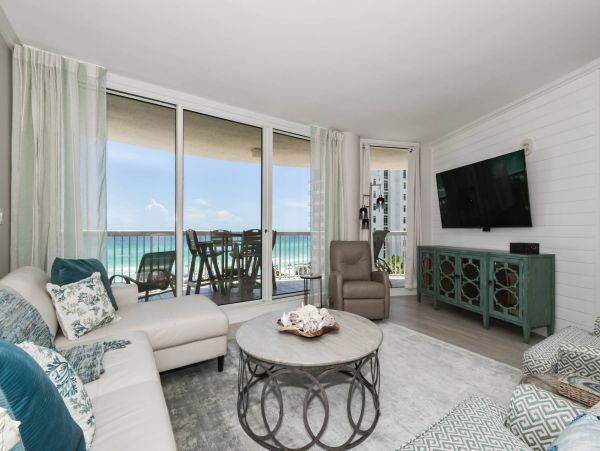 Destin Beachfront Vacation Condo with Pool And Spa Sleeps 8