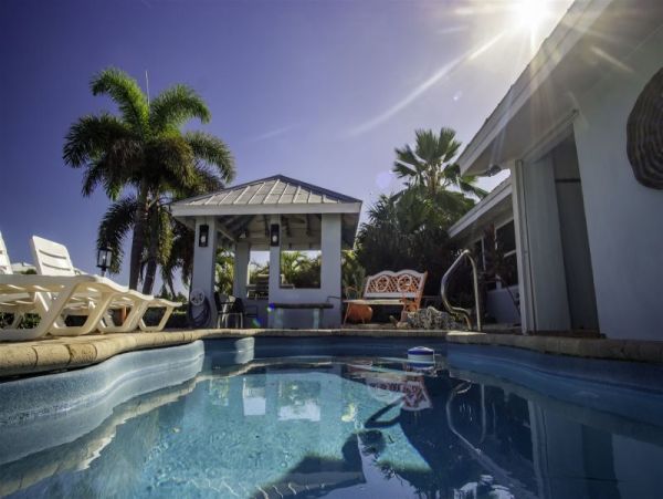 Marathon Vacation Pool Home Five Bedrooms Walk To Beach