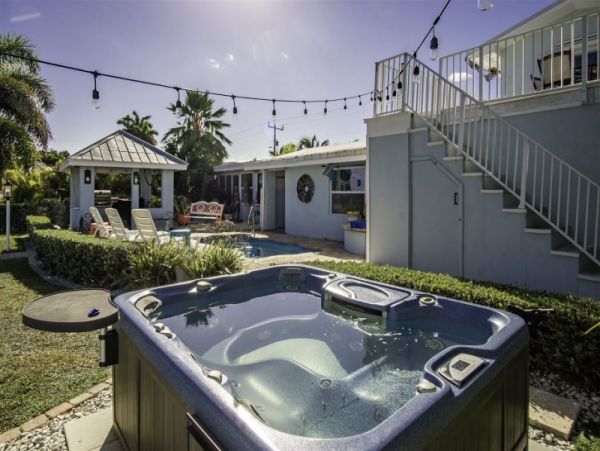 Marathon Vacation Pool Home Five Bedrooms Walk To Beach