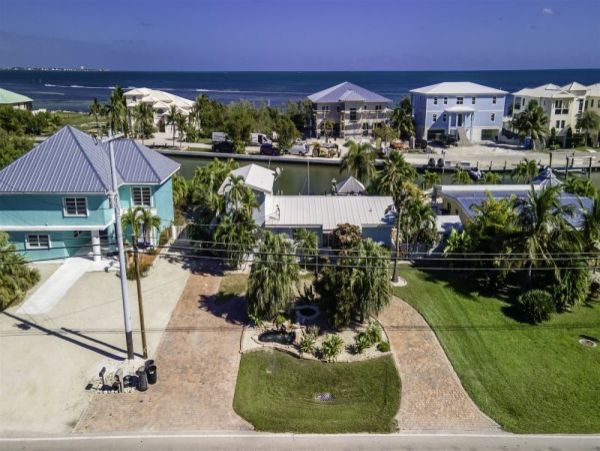 Marathon Vacation Pool Home Five Bedrooms Walk To Beach