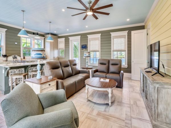 Holmes Beach Walk to Beach 2 Bedroom Pool Rental Sleeps 6