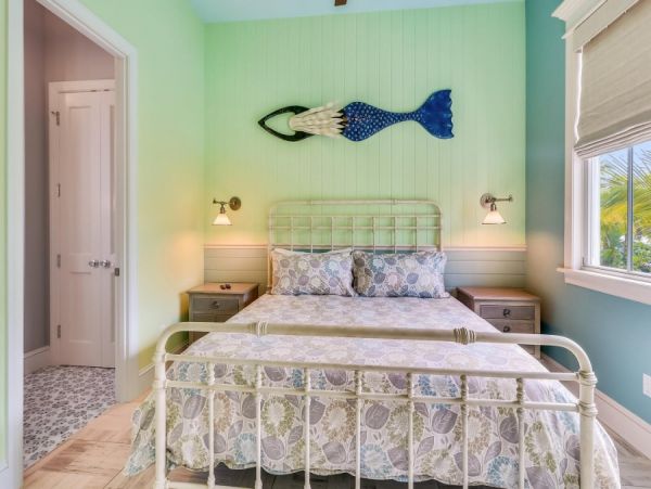 Holmes Beach Walk to Beach 2 Bedroom Pool Rental Sleeps 6