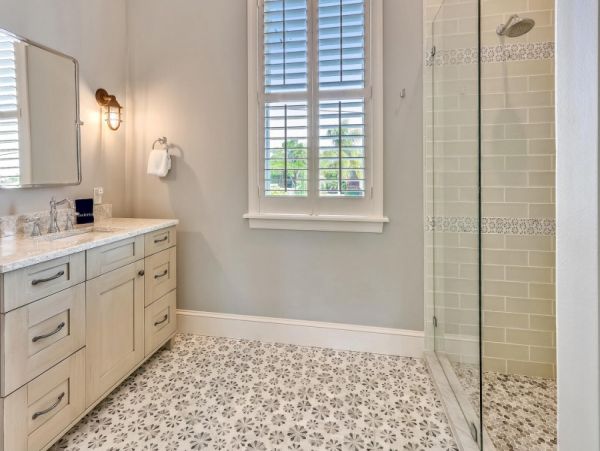 Holmes Beach Walk to Beach 2 Bedroom Pool Rental Sleeps 6
