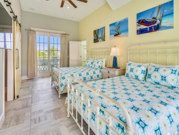 Holmes Beach Walk to Beach 2 Bedroom Pool Rental Sleeps 6