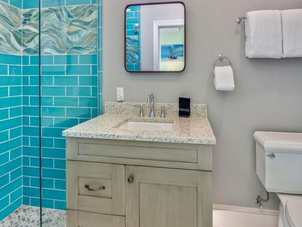 Holmes Beach Walk to Beach 2 Bedroom Pool Rental Sleeps 6