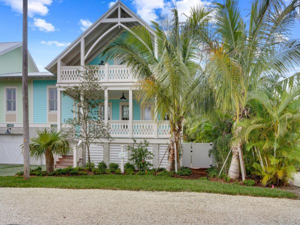 Holmes Beach Walk to Beach 2 Bedroom Pool Rental Sleeps 6