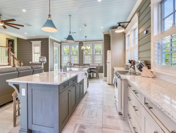 Holmes Beach Walk to Beach 2 Bedroom Pool Rental Sleeps 6