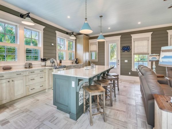 Holmes Beach Walk to Beach 2 Bedroom Pool Rental Sleeps 6
