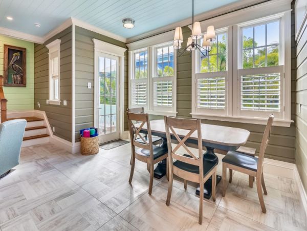 Holmes Beach Walk to Beach 2 Bedroom Pool Rental Sleeps 6