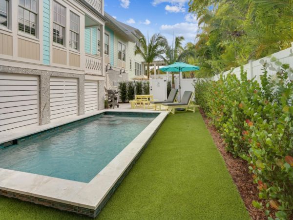 Holmes Beach Walk to Beach 2 Bedroom Pool Rental Sleeps 6