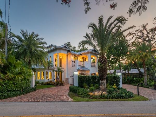 Gorgeous Fort Lauderdale Vacation Home with Pool Canal Front
