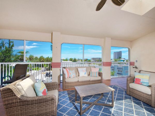 Fort Myers 5 Bedroom Home Heated Pool & Screened Lanai