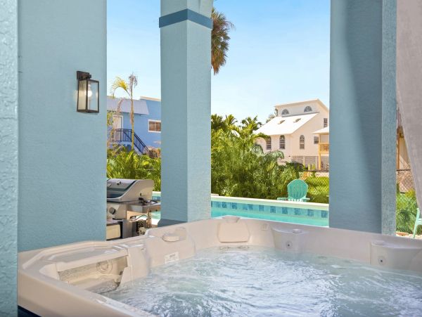Fort Myers 5 Bedroom Home Heated Pool & Screened Lanai