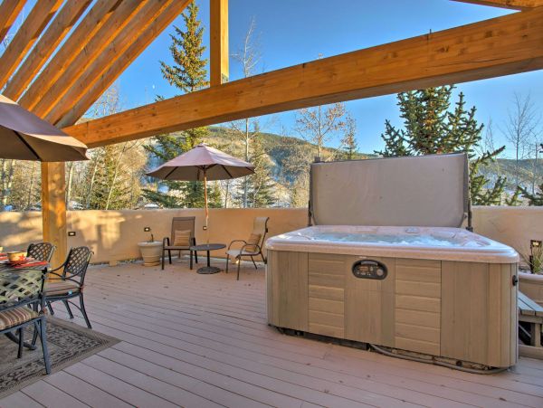 A Quick Shuttle into the Village Vacation Home Sleeps 10
