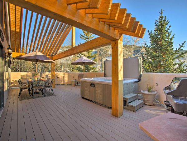 A Quick Shuttle into the Village Vacation Home Sleeps 10