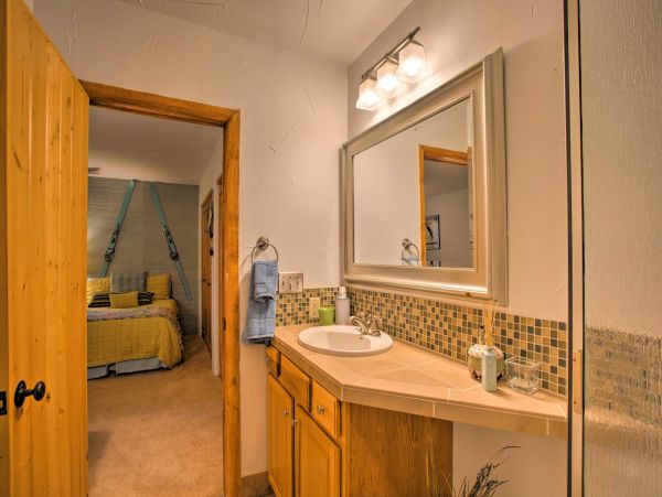 A Quick Shuttle into the Village Vacation Home Sleeps 10